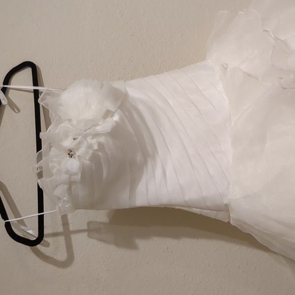 Stunning Allure Bridals Ivory Wedding Dress Size 4 - Picture 4 of 13